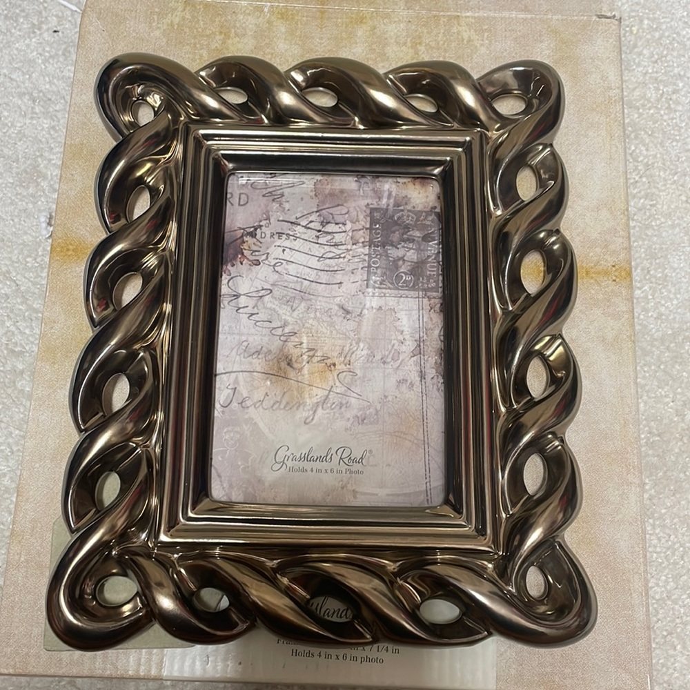 Beautiful brassy picture frame. Holds 4x6 picture